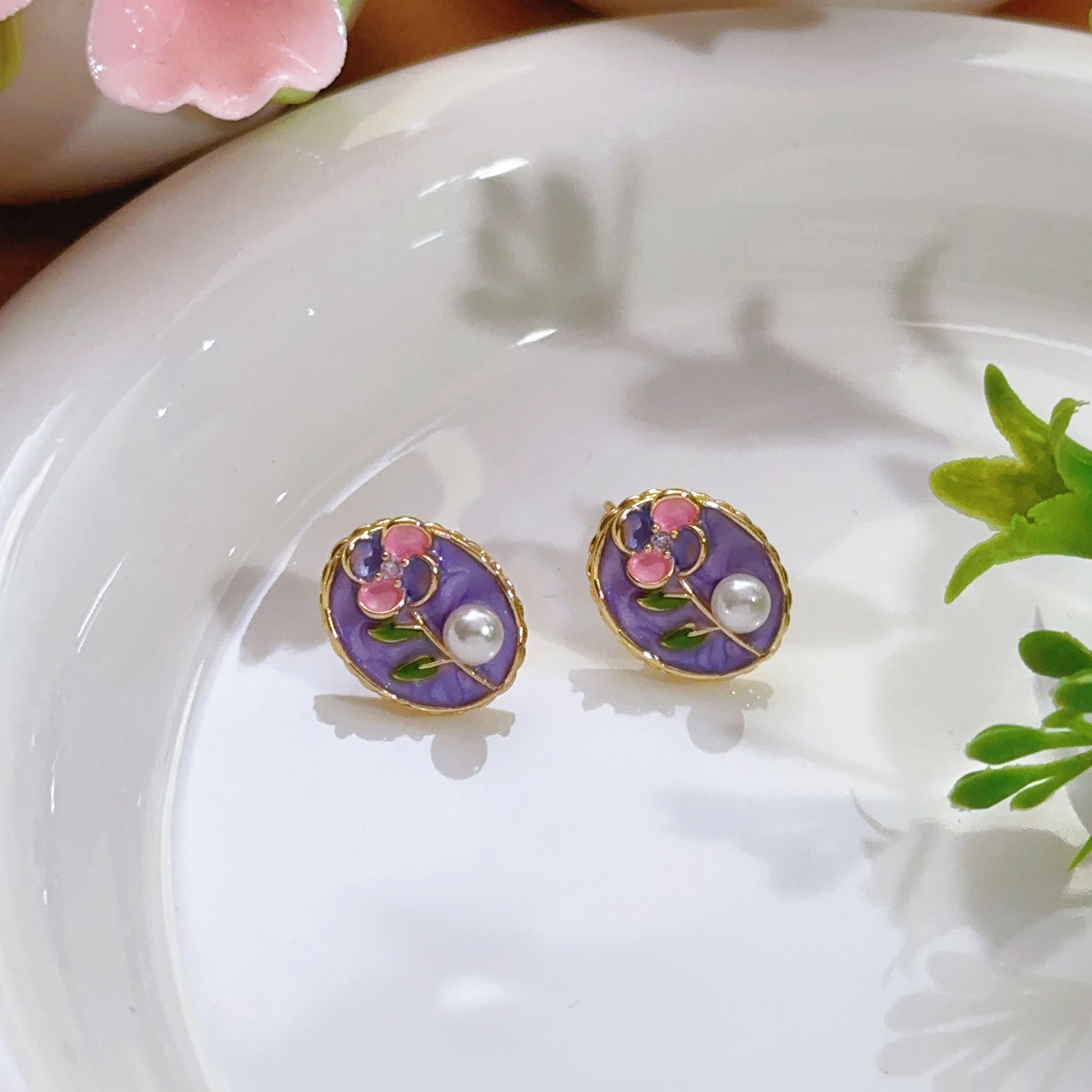 Pendientes de perlas Zhuji, temperamento blanco francés, pendientes antiguos, desplazamientos diarios, lujo ligero, joyería de orejas de alta gama al por mayor