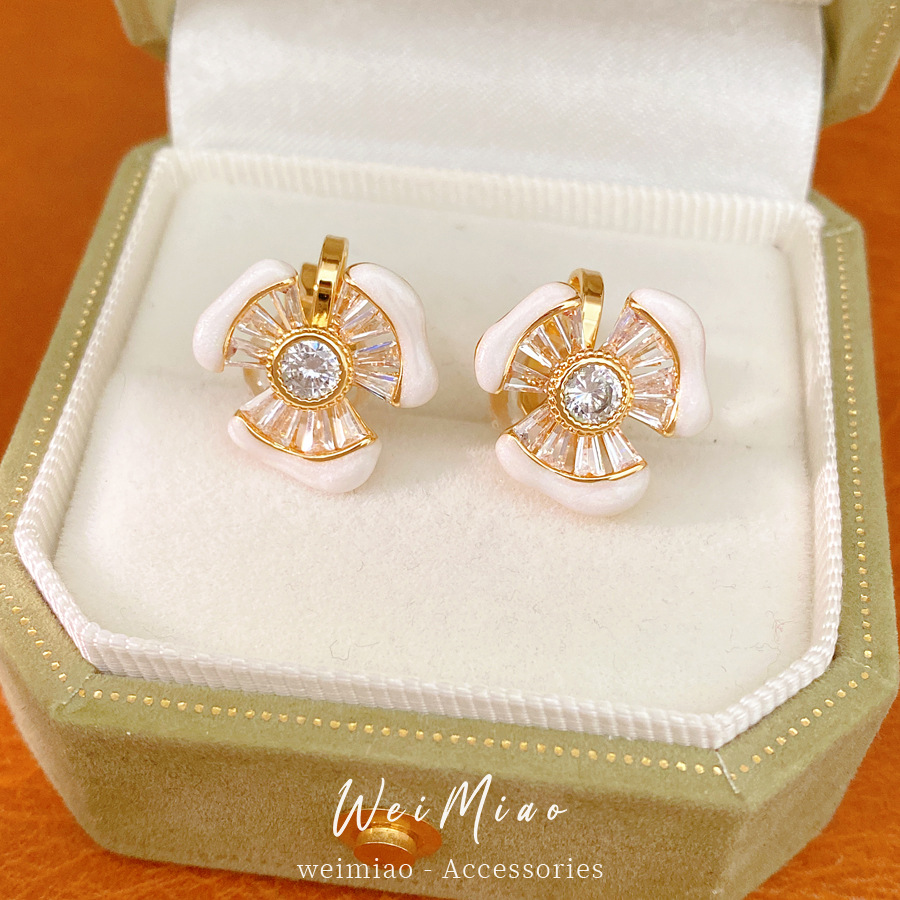 18 quilates de oro real de electroalimentado de diamante goteo de aceite de flores orejetas temperamento simple aretes ligeros de lujo alta sensación de orejetas