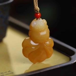 Jade crafts natural Xinjiang Hetian jade Russian material old material sugar jade small goldfish pendant