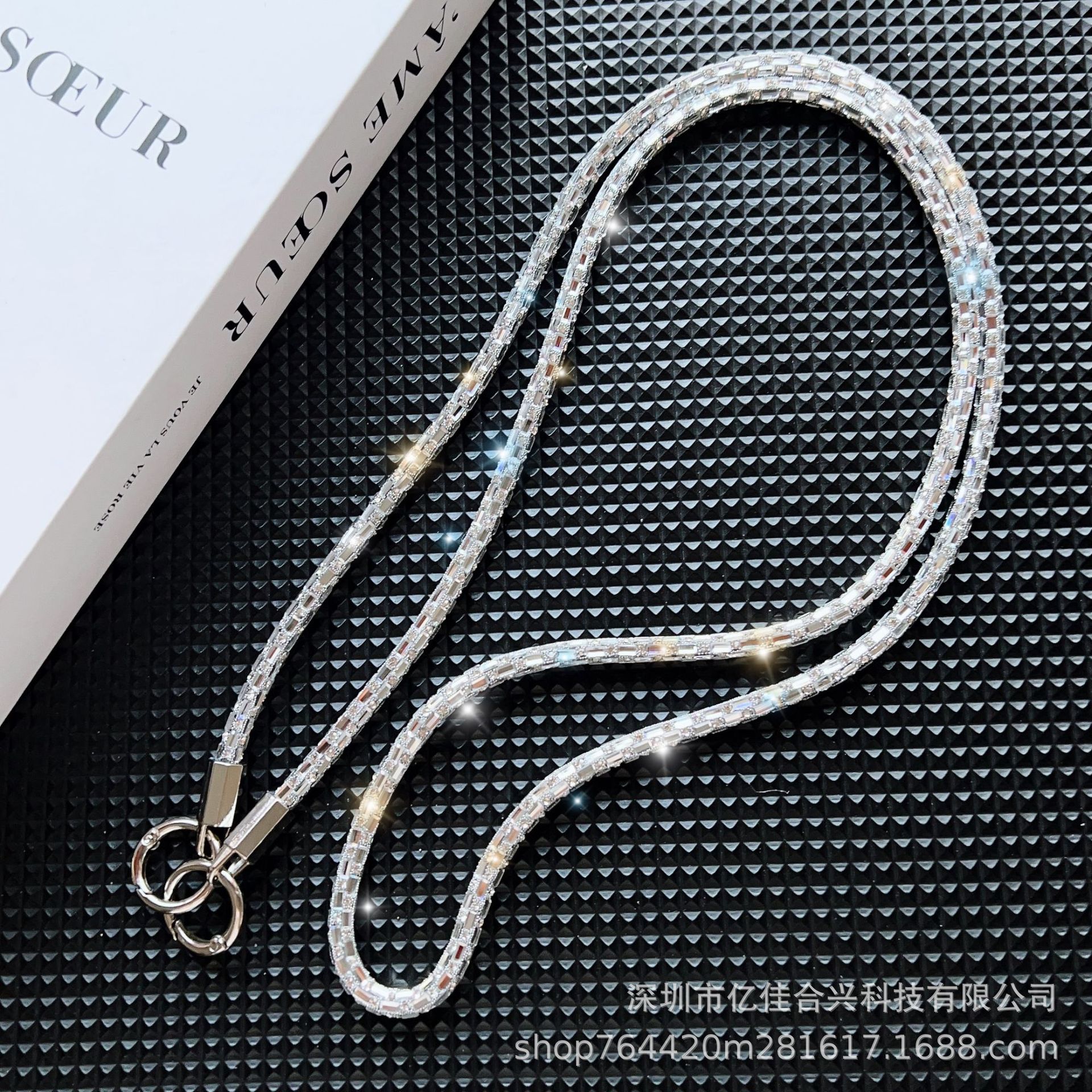 El cristal cuadrado se puede colgar en la parte posterior del cordón del teléfono móvil, la cadena de mensajero del teléfono móvil de moda para mujer, la cadena roja de la red anti-pérdida