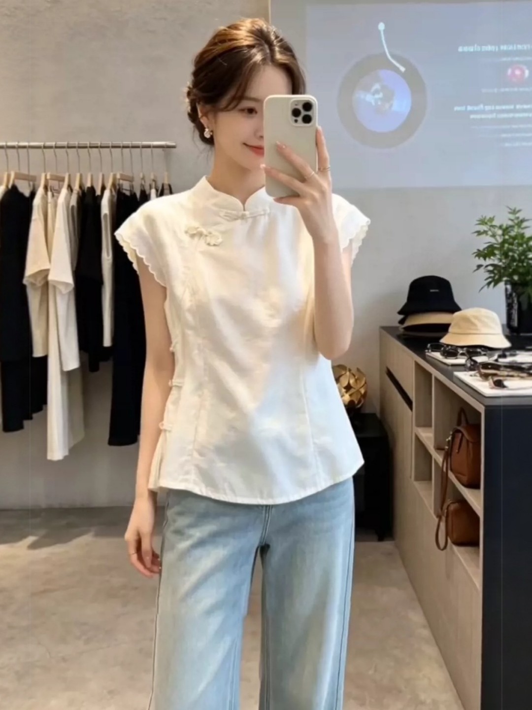 Áo sơ mi nữ tay ngắn cổ xẻ tà phối khuy cài kiểu Trung Quốc mới — màu trắng ngà