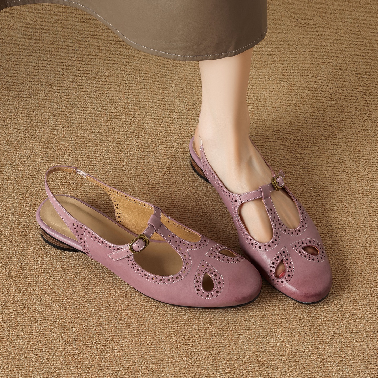 Sandal nữ quai ngang mũi kín da bò cổ điển gót thấp — màu nâu