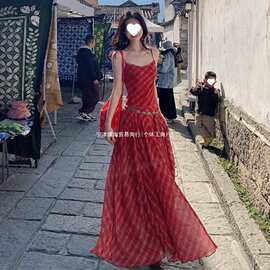 法式复古红色格纹吊带连衣裙女2026夏新款收腰显瘦辣妹度假长裙子