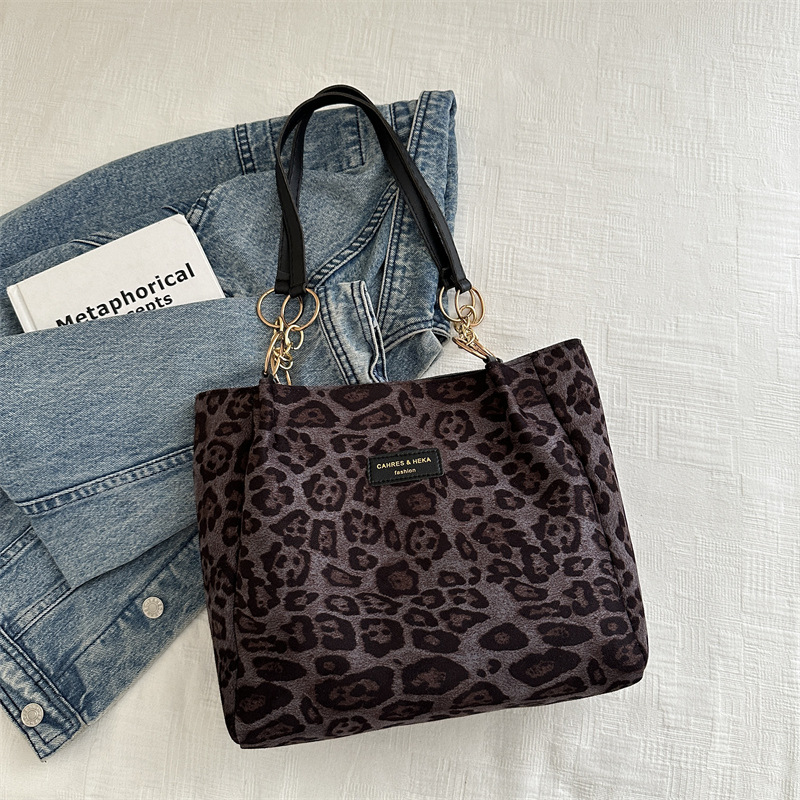 Bolsa de gran capacidad de leopardo para mujeres otoño y invierno 2024 nuevo tipo de bolso de hombro de moda extranjera versátil bolso de viaje retro