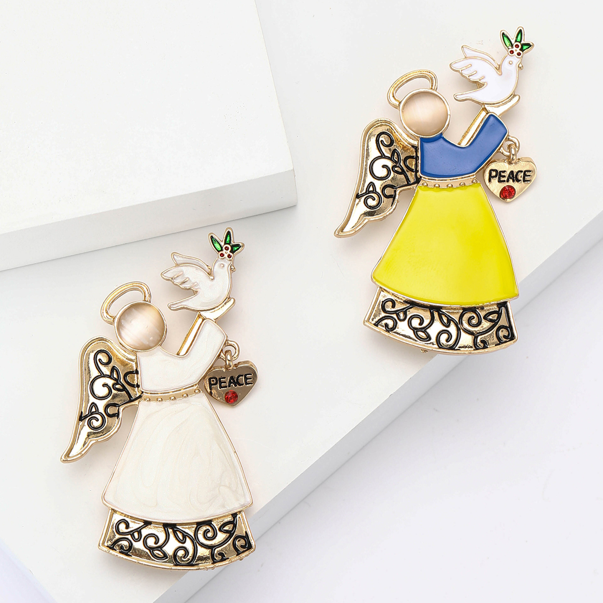 Simple retro alloy enamel angel brooch, creative and personalized clothing accessory, versatile, wholesale from manufacturer: BR1917