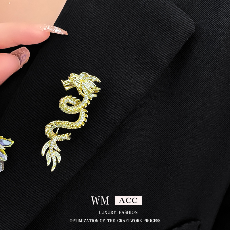 Oro verdadero diamante eléctrico Zodiac dragón broche de metal estilo nacional retro pin de nicho personalidad accesorios fabricantes mujeres al por mayor