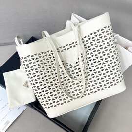 P家24SS3徽标镂空真皮细节托特单肩包高品质图片实拍1BG503