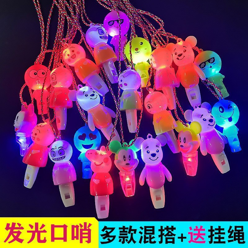Yiwu pequeño mercado de productos básicos juguetes para niños al por mayor regalos del mercado nocturno bajo 1 yuan puesto nuevos pequeños regalos luminosos.