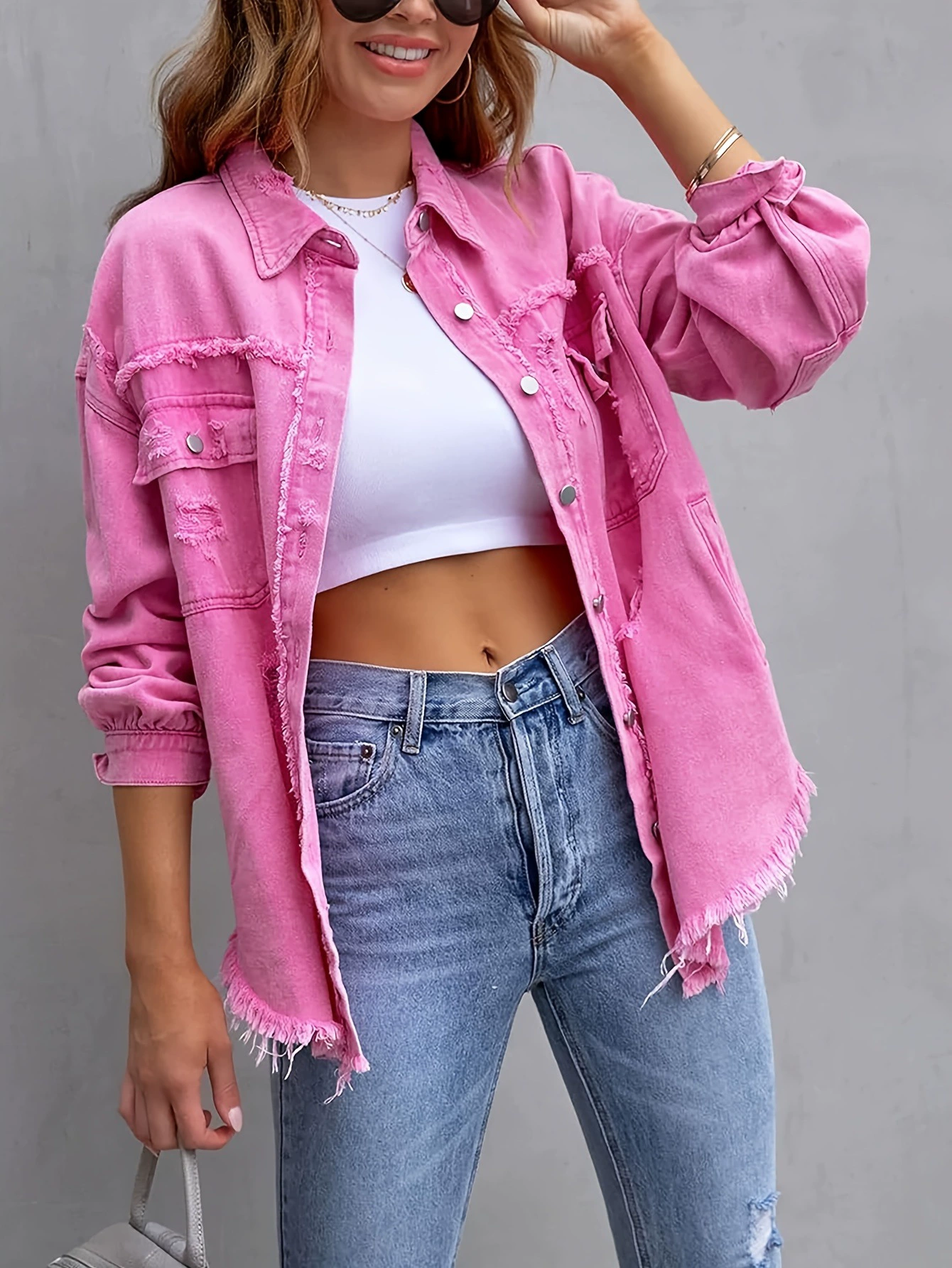Джинсовая куртка с манжетами и кистями в европейско-американском стиле 2025 года, с эффектом потертости и пуговицами