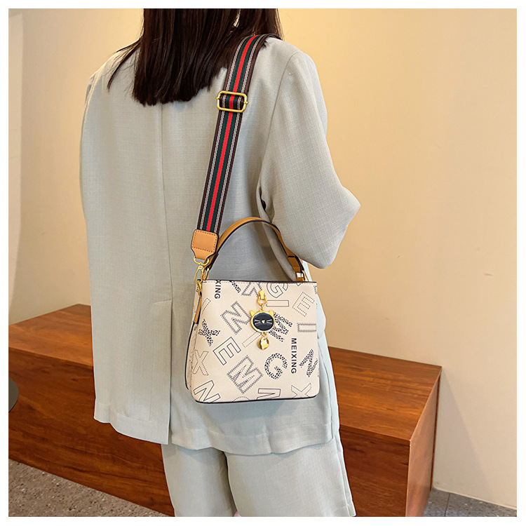 Frauen 2023 Neue Trendy Sommer High-End-Wasser Eimer Mode Alter Reduziert Umhängetasche Modische Handheld_voghion.com