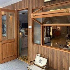 レトロな古い楡の木の折り畳みの扉と窓の押し引き式の家庭の室内の部屋の扉のメーカーの直接販売の古い楡の木の木の扉と窓