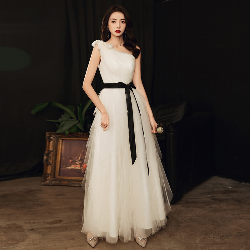 Vestido de noche para fiesta anual para mujer, estilo de alta gama con cinturón y diseño de hombro asimétrico, elegante vestido de anfitriona, vestido elegante para actuación de piano.