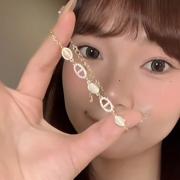 fashionable universal elegant sophisticated bracelet with zircon