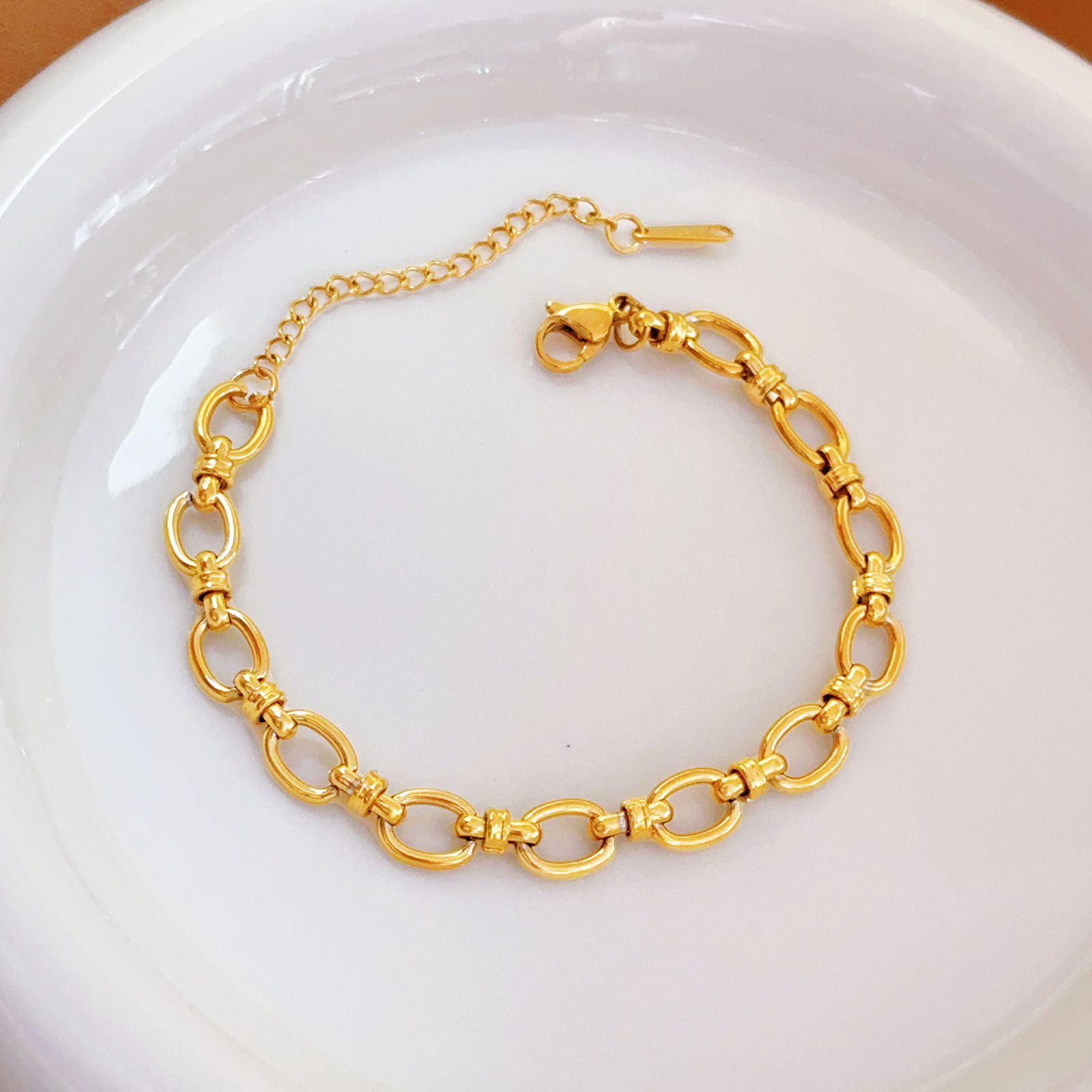 Venta directa de fábrica de joyería de temperamento simple de moda europea y americana al por mayor de joyería de pulsera de acero de titanio popular de lujo ligero francés al por mayor image 4