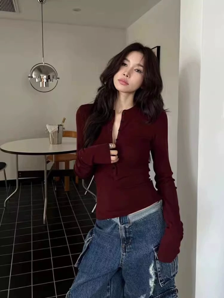 Футболка с длинными рукавами на пуговицах на плече