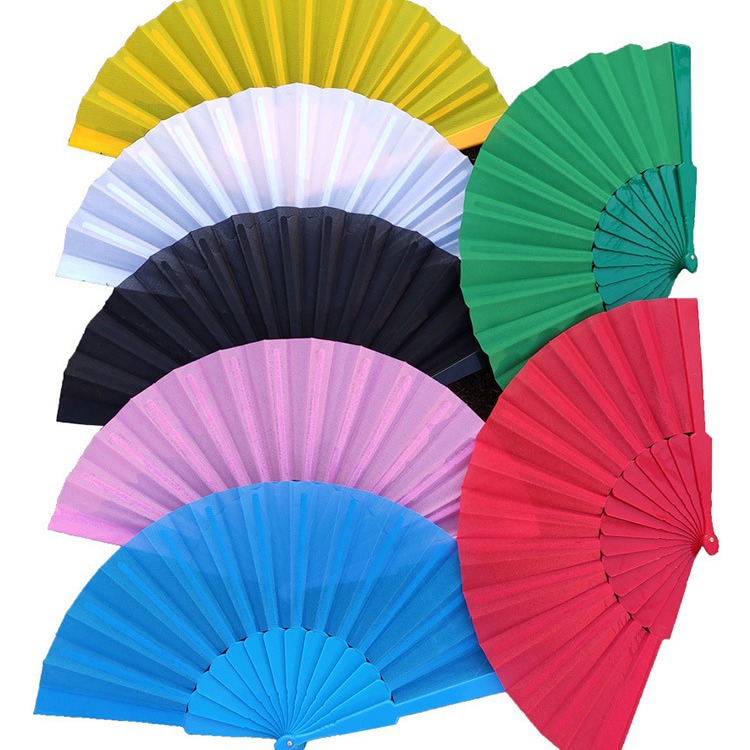 Fábrica de ventilador de plástico se especializa en la producción de plástico simple no impresión plegable ventilador multi-color opcional en stock lote mixto