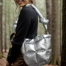 С̖����޷���q��ŮС���OӋ܇�p��ˮͰ����ܛ̫�հ��yɫ����