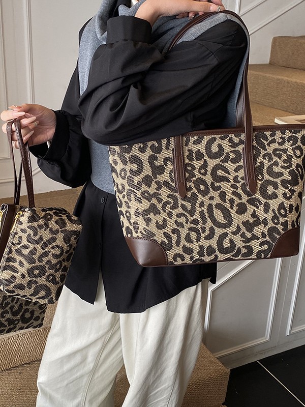 Bolsa para mujeres 2025 nuevo nicho coreano leopardo mochila de hombro de alta capacidad de tres piezas paquete especial