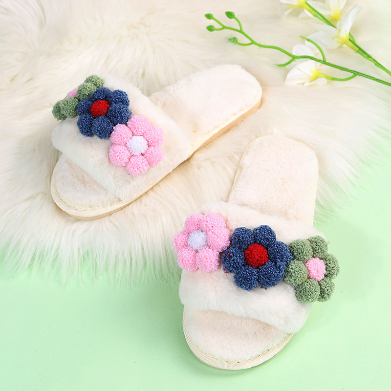 Pantuflas peludas de flores coloridas de fondo plano NSKJX104840