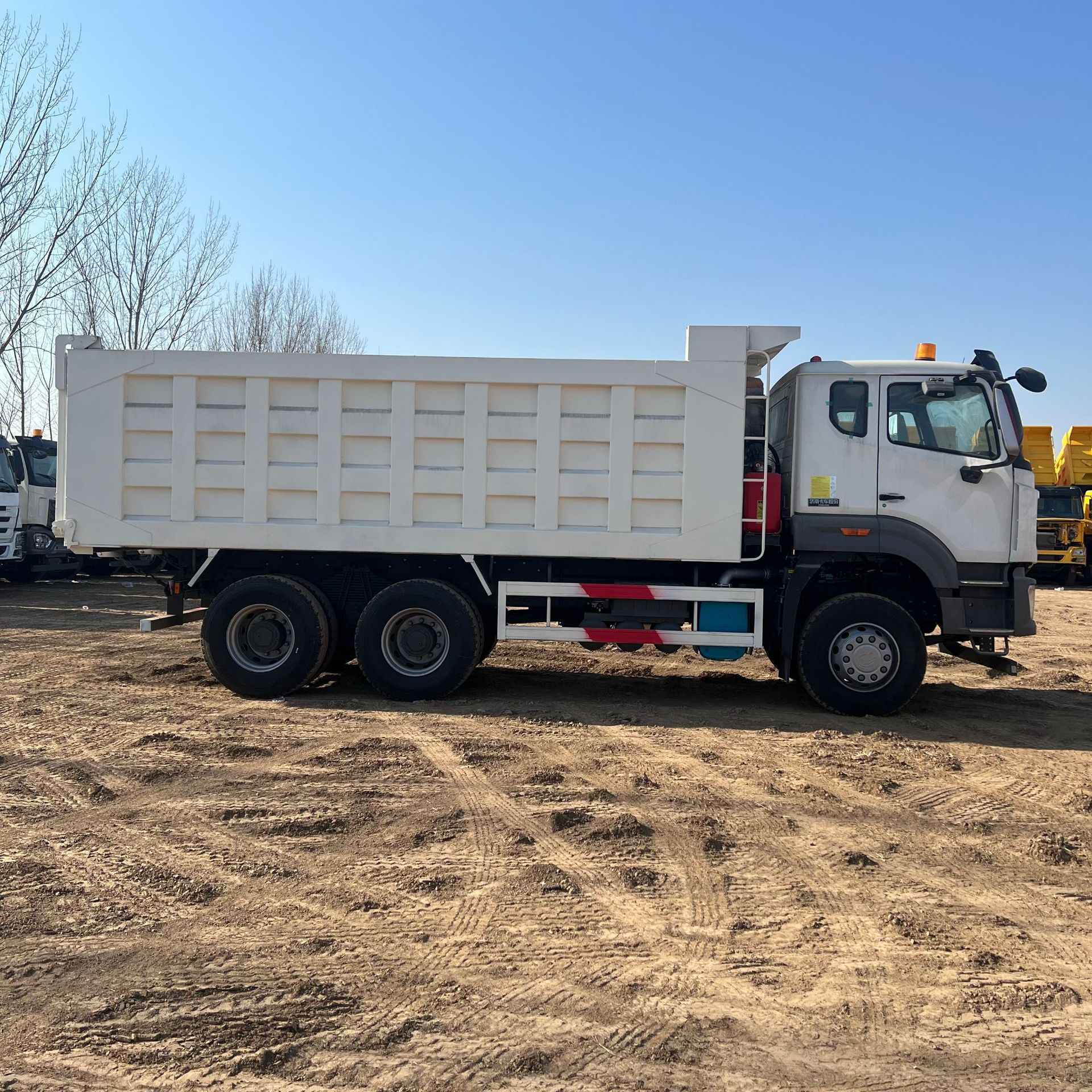 Export to Africa in Stock: Sinotruk Howo Nx371 Horsepower Dump Truck for Earth Transport, Howo 6*4 Engineering Dump Truck