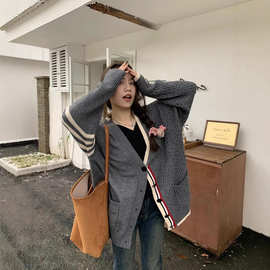 2025年韩系学院风撞色V领毛衣外套女秋冬季宽松时尚感慵懒针织衫