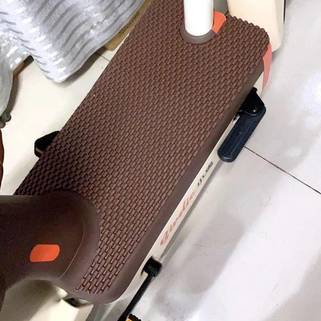 Car and truck floor mats for driver and passenger, can be cut to fit, universal for electric three-wheel and four-wheel vehicles, waterproof, wear-resistant, and non-slip