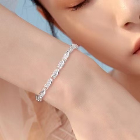 新しい四つ葉のクローバーシルバーメッキブレスレット女の子のためのハート型の四つ葉のクローバー卸売韓国スタイルのシンプルなパーソナライズされたニッチデザイン|undefined