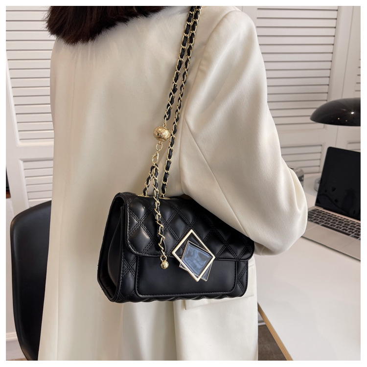 Simple Fashion Chain Single Shoulder Messenger Bag Casual Small Square Bag Wholesale 19*13.5*9.5cm display picture 4