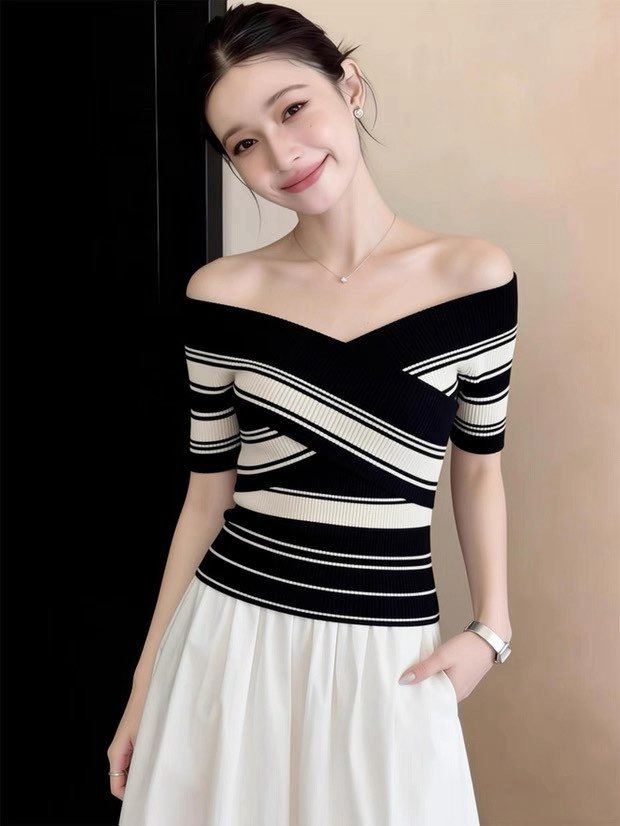 Áo thun nữ tay ngắn sọc chéo cổ yếm thắt eo — sọc