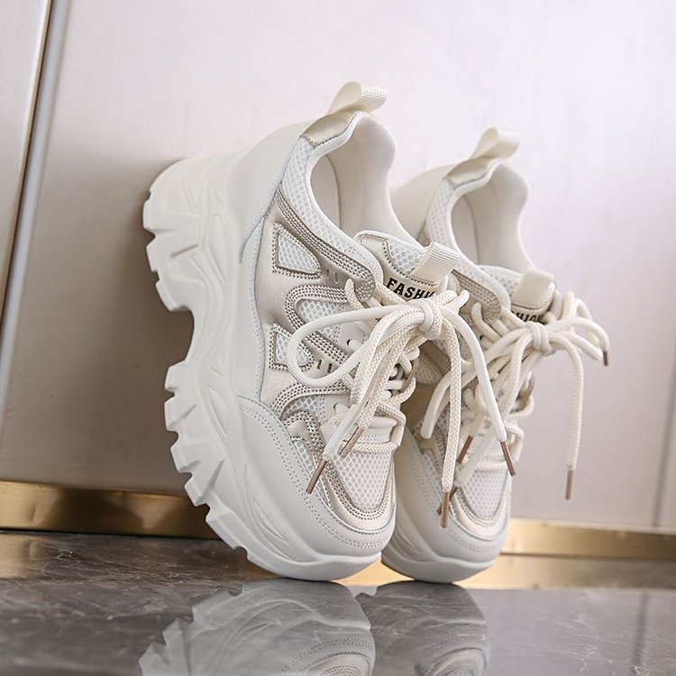 Zapatos blancos transpirables de malla de altura interior de suela gruesa 2026 verano nuevos zapatos de papá ligeros zapatos deportivos casuales