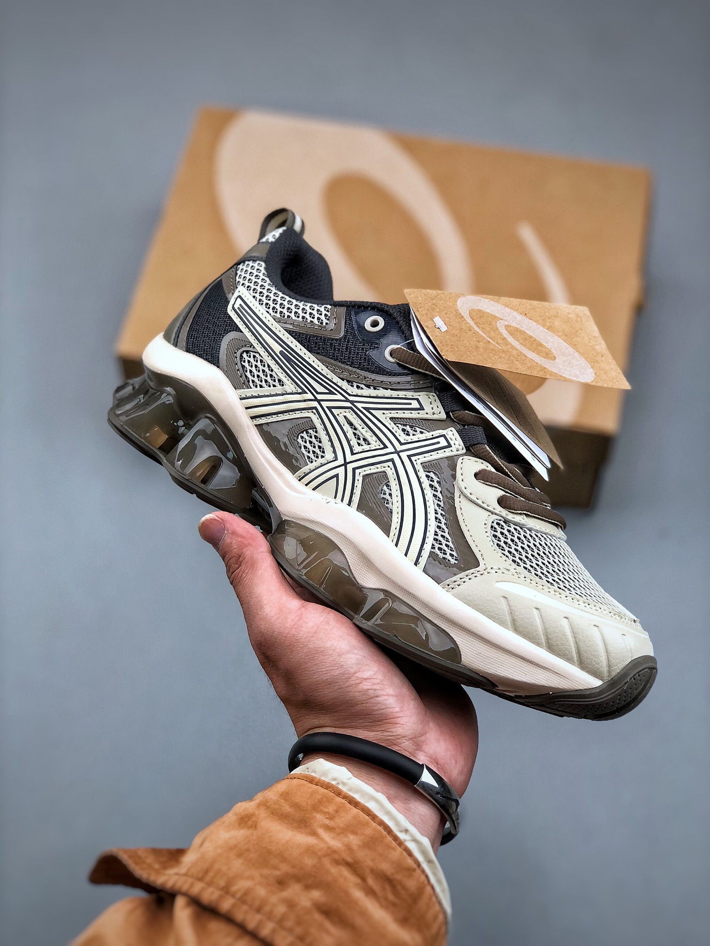 Dark taupe kinetic breathable running shoes