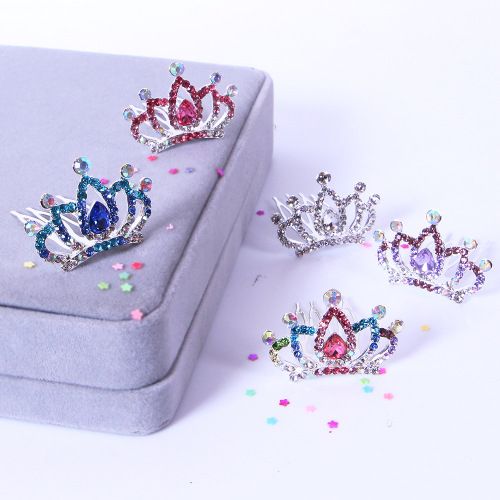 Selling small crowns, exquisite princess hair combs and hair clips at a wholesale stall, cute white crystal headpieces and dress crowns