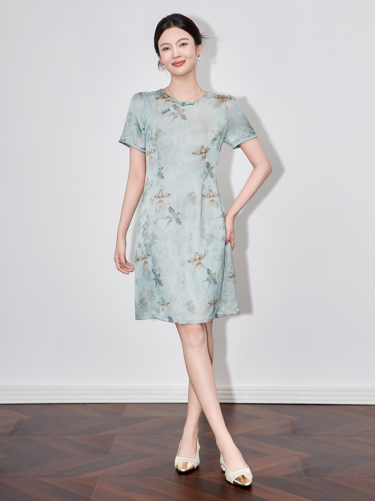 Váy sườn xám cách tân jacquard phong cách Trung Quốc chất liệu sợi mây thơm, dáng suông thắt eo, tay ngắn mùa hè — Màu xanh lam