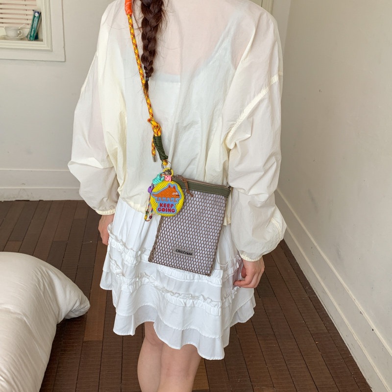 Verano pequeño 2026 hueco móvil ligero bolso de viaje de mujer nueva moda bolso de malla nicho hombro único