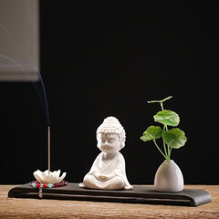中国式の禅意の白磁の如来の仏像はアイデアのお茶を飾って線香をかわいがります。