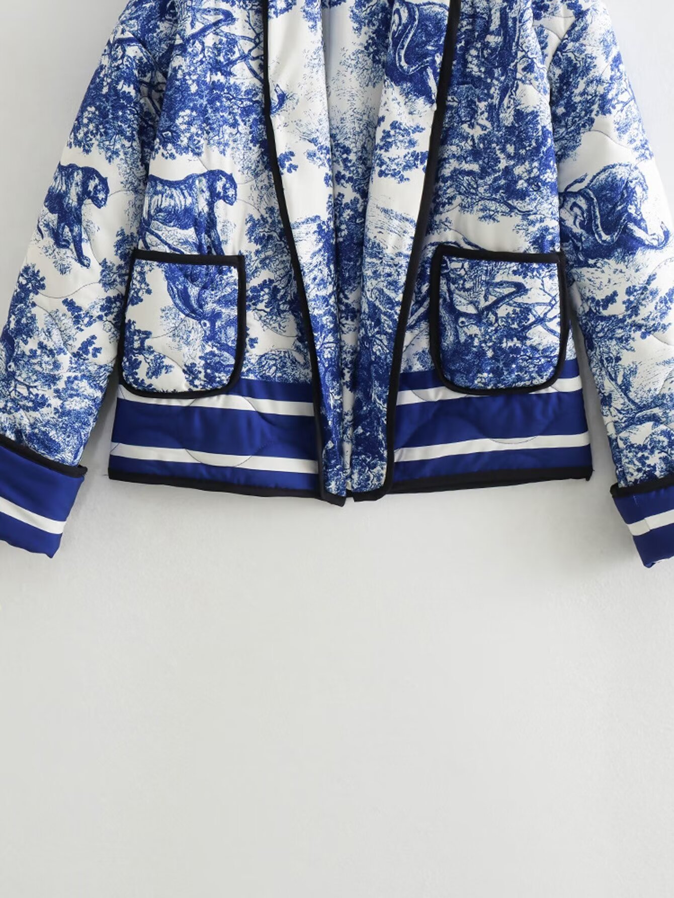 Neue Damenbekleidungskollektion Herbst 2023: Dreifarbige, gestreifte, dekorativ bedruckte, gesteppte, warme Baumwolljacke_voghion.com