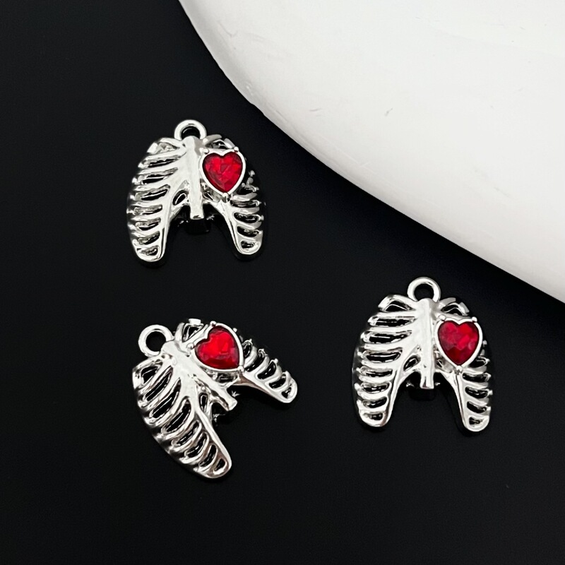 New Alloy DIY Jewelry Halloween Bone Pendant Retro Inlaid Diamond Heart Small Accessories Three-Dimensional Parts New Alloy DIY Jewelry Halloween Bone Pendant Retro Inlaid Diamond Heart Small Accessories Three-Dimensional Parts