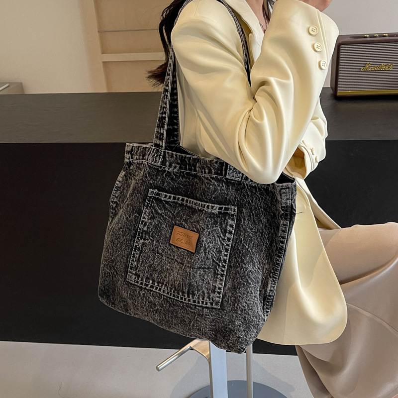 2024 verano nuevo estilo mezclilla bolso de hombro de cercanías simple retro de gran capacidad bolso de mujer al por mayor de moda