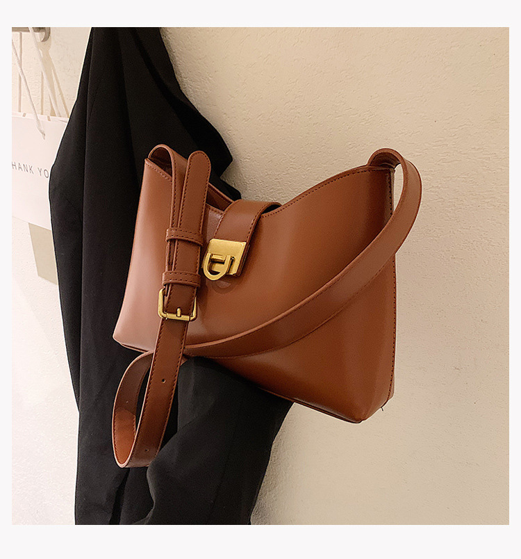 2021 New Bucket Female Bag Korean Solid Color Large-capacity Commuter Diagonal Bag display picture 18