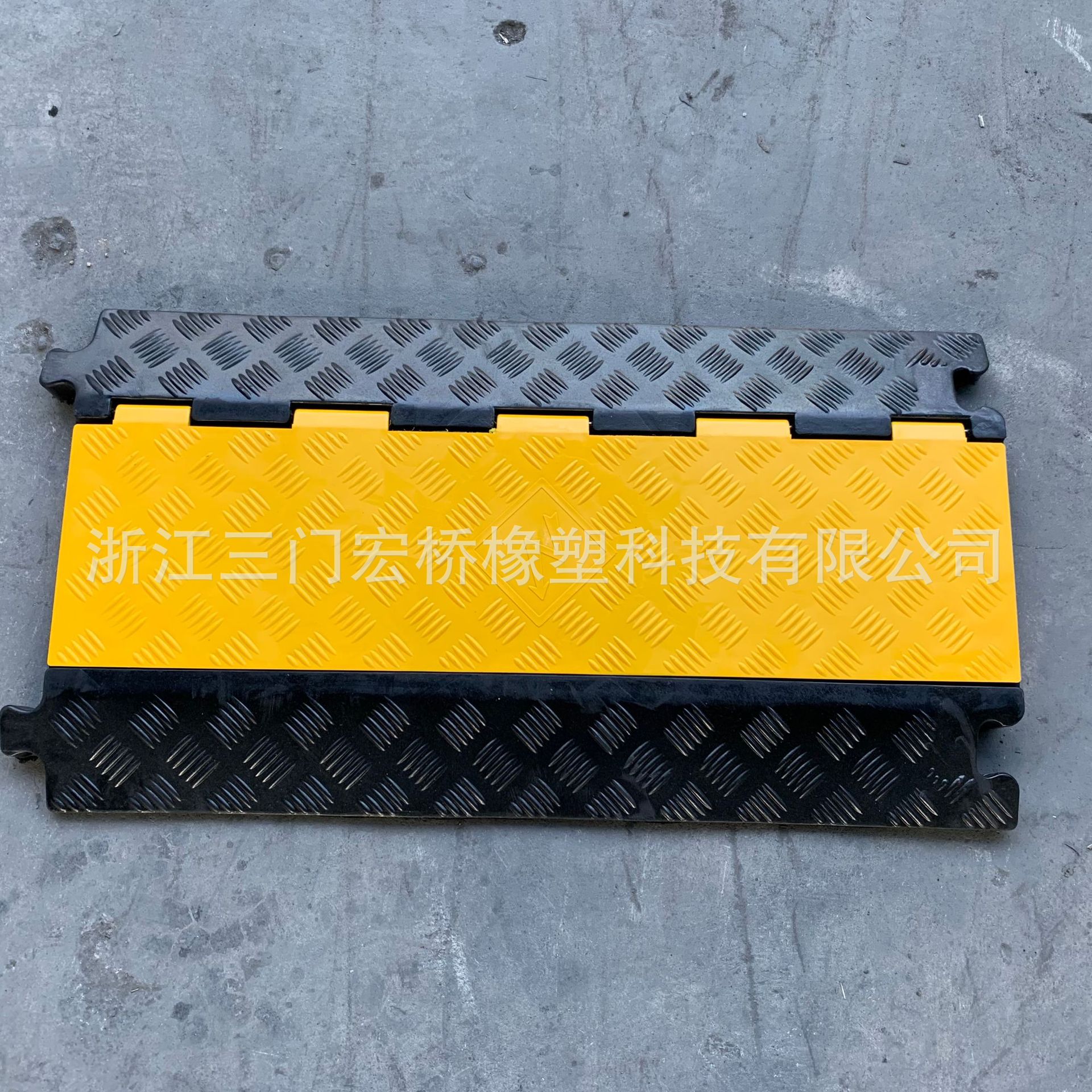 宏桥五线槽橡胶减速带