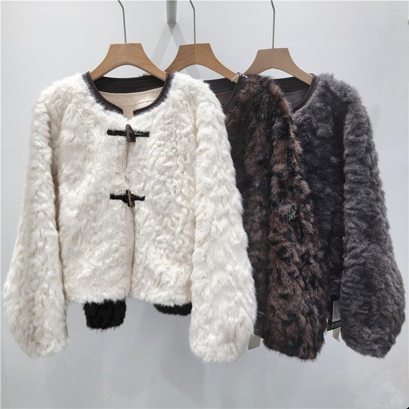 2025 otoño estilo de diseño de estilo extranjero cuello redondo botón de cuerno suelto multifacé piel delgada una chaqueta para mujeres