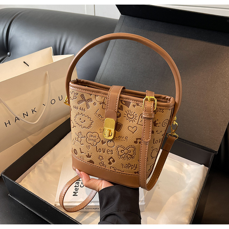 Bolsos populares de alta gama para damas 2024 nueva textura para trabajar bolso de cubo de mensajero de cercanías de nicho marrón