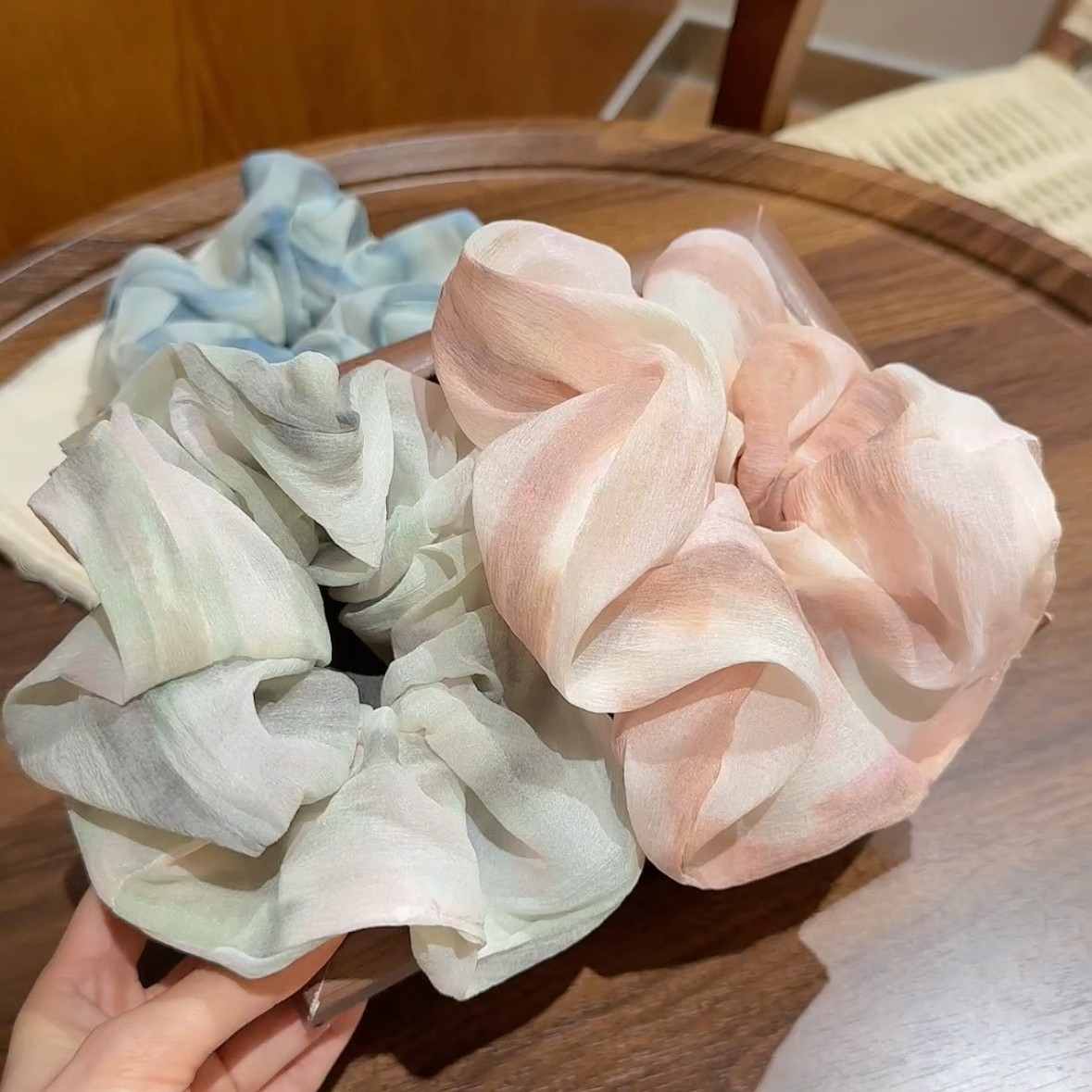 Elegante scrunchie in raso con effetto tie-dye per capelli_voghion.com