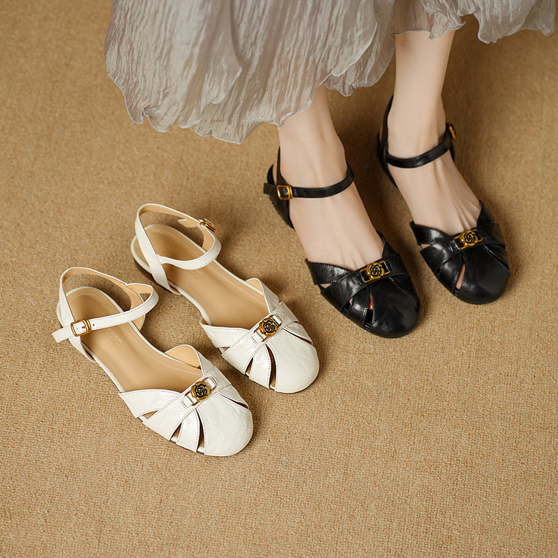 Sandal nữ bít mũi da cừu quai ngang hoa trà đế thấp — Màu đen