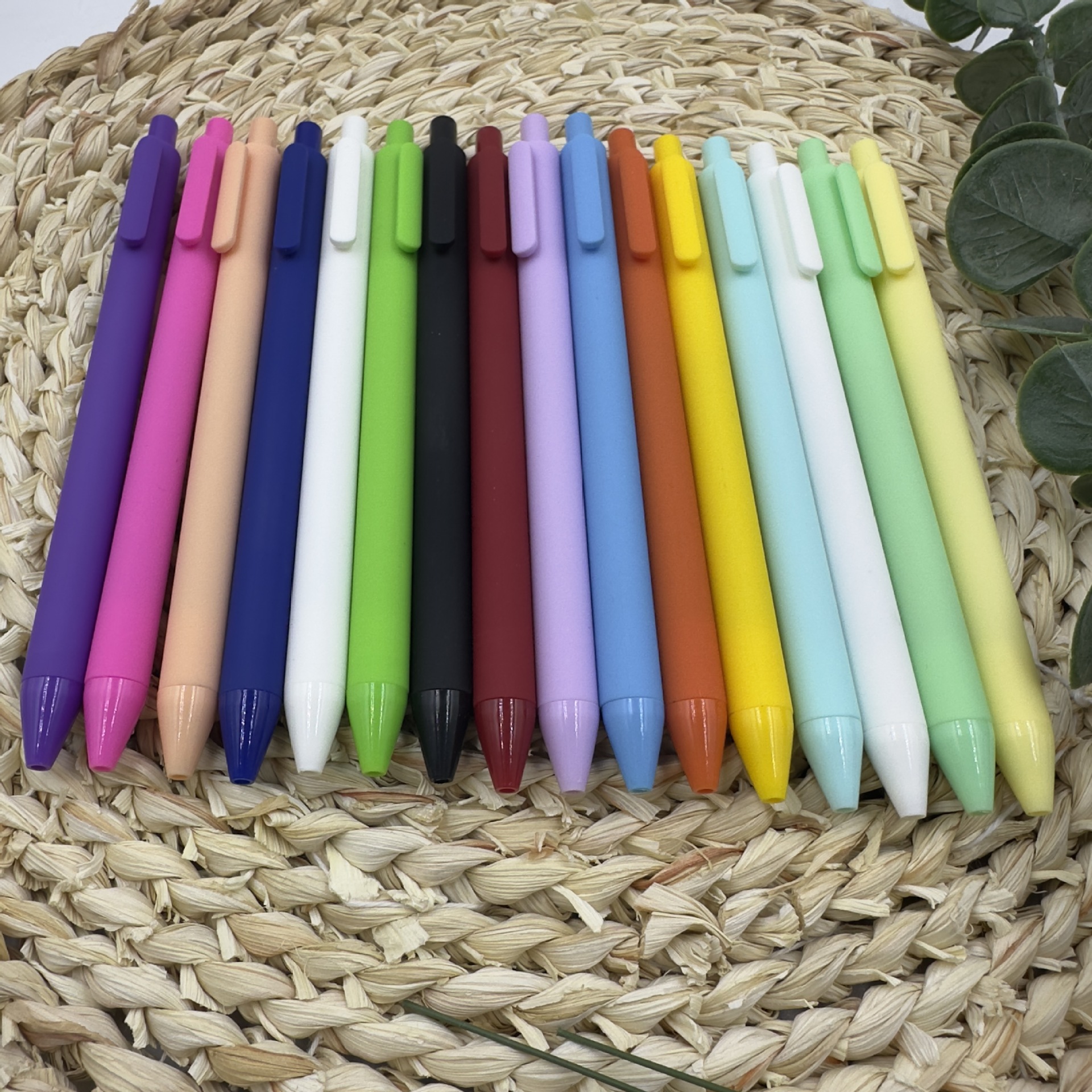 Fabricantes al por mayor Macarons color simple tipo de prensa logotipo imprimible plástico pegamento en aerosol bolígrafo bolígrafo de gel