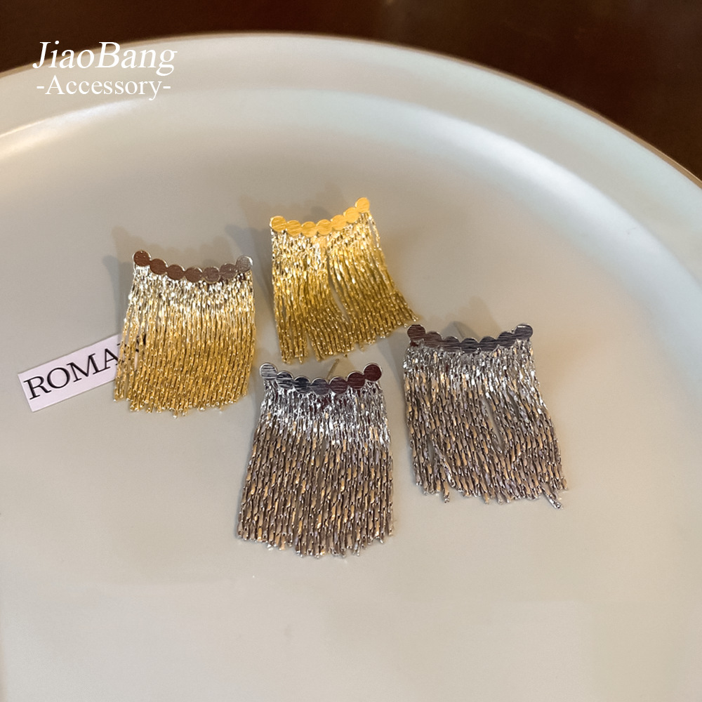 Pendientes de borla de arco de metal con aguja de plata Pendientes de temperamento de personalidad de moda europea y americana Pendientes de cadena de sentido de alta calidad elegantes mujeres