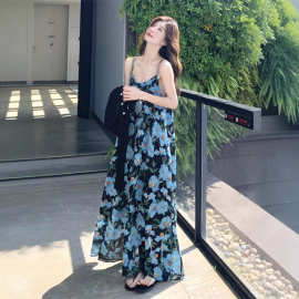 海边度假蓝色碎花吊带连衣裙女2025春夏针织衫气质雪纺沙滩裙
