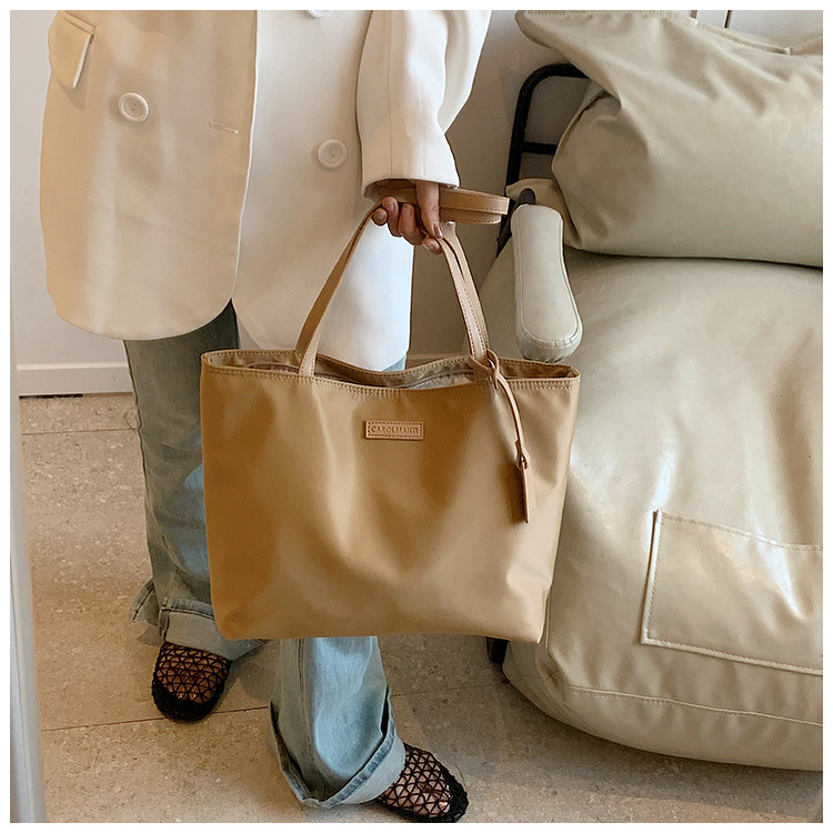 The new Korean-style trendy casual tote bag for women, Oxford fabric large-capacity single-shoulder bag 2025, exudes a sense of luxury undefined