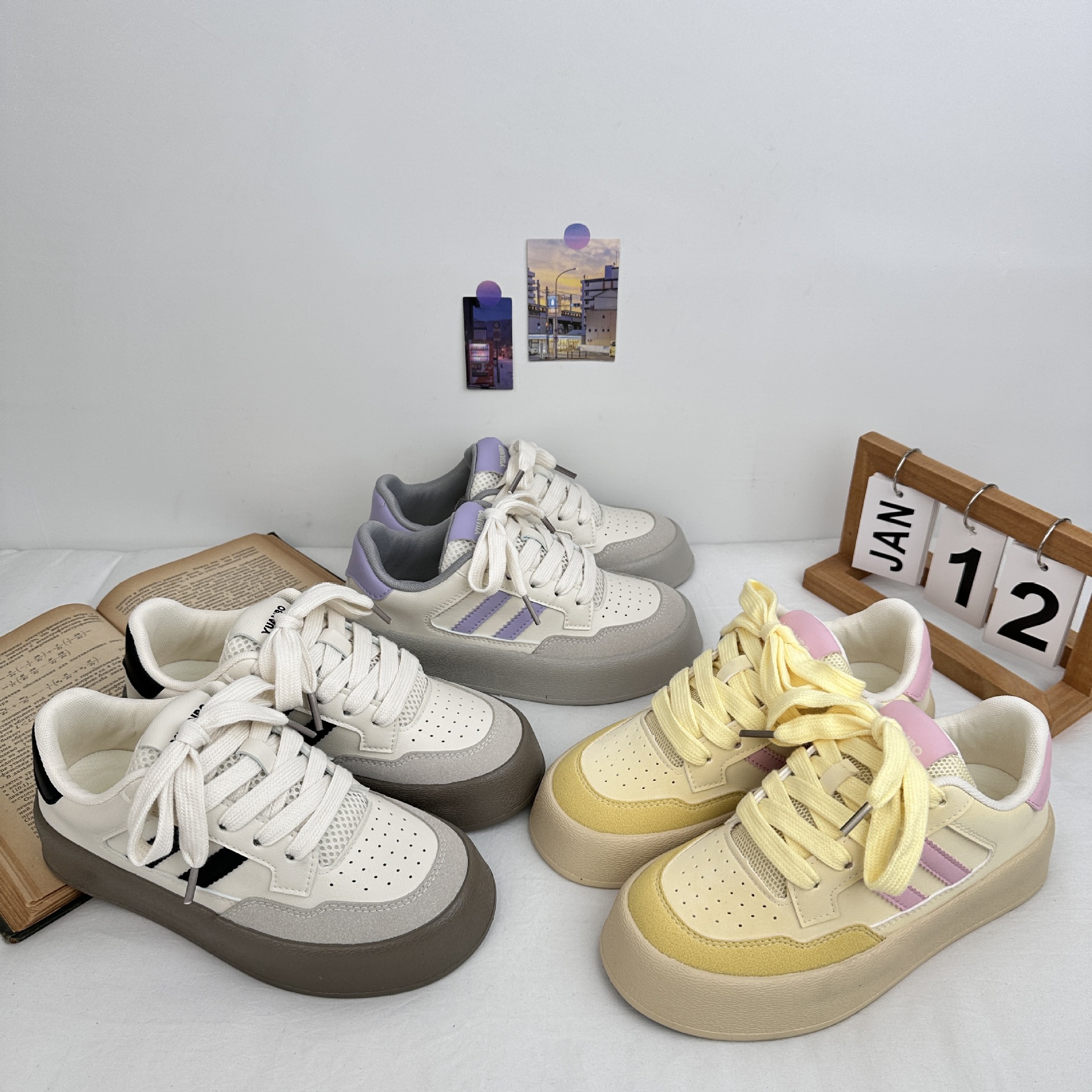 Zapatillas de todo fósforo de suela gruesa de onda lejana para estudiantes versión coreana de zapatos blancos Harajuku 2025 primavera nueva tendencia zapatos de lona en nombre del cabello