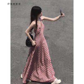 法式复古红色挂脖格子连衣裙女夏季设计感绝美海边度假风吊带长裙